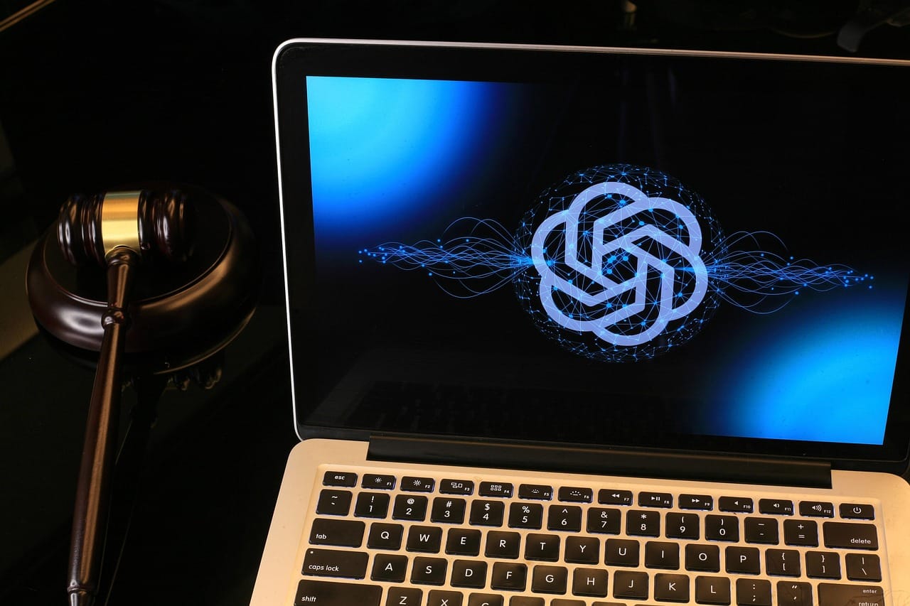 Robot symbolizujący sztuczną inteligencję GPT 5 na ekranie laptopa 